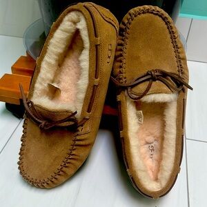 Ugg Dakota slippers - never worn